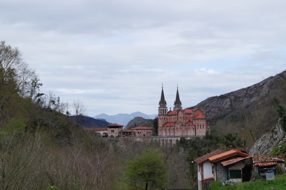 La iglesia de Covadonga desde la carretera  a los Lagos